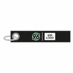Schwarzer Schlüsselanhänger mit dem Hannover 96 Logo und dem durch eine senkrechte, weiße Linie abgetrennten Platzhalter für die Veredelung